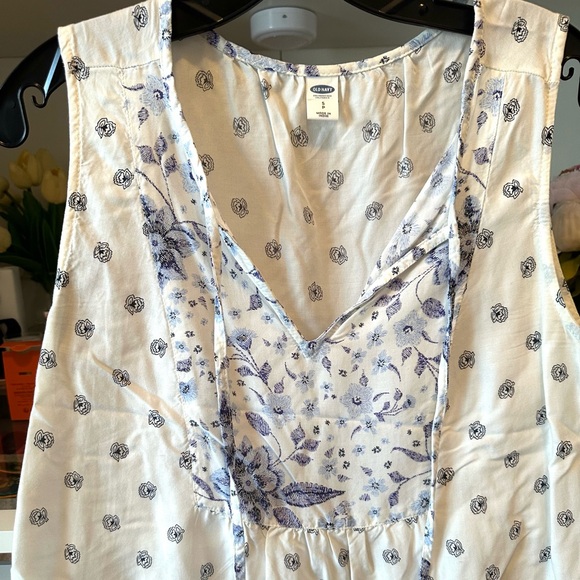 Old Navy sleeveless V-neck top - blue and white Lightweight for summer - Picture 7 of 8